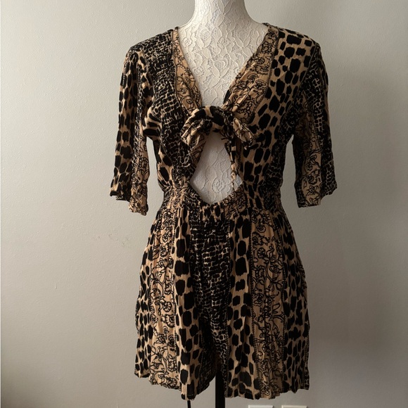 Zury Pants - Zury Black and Tan Patterned Top